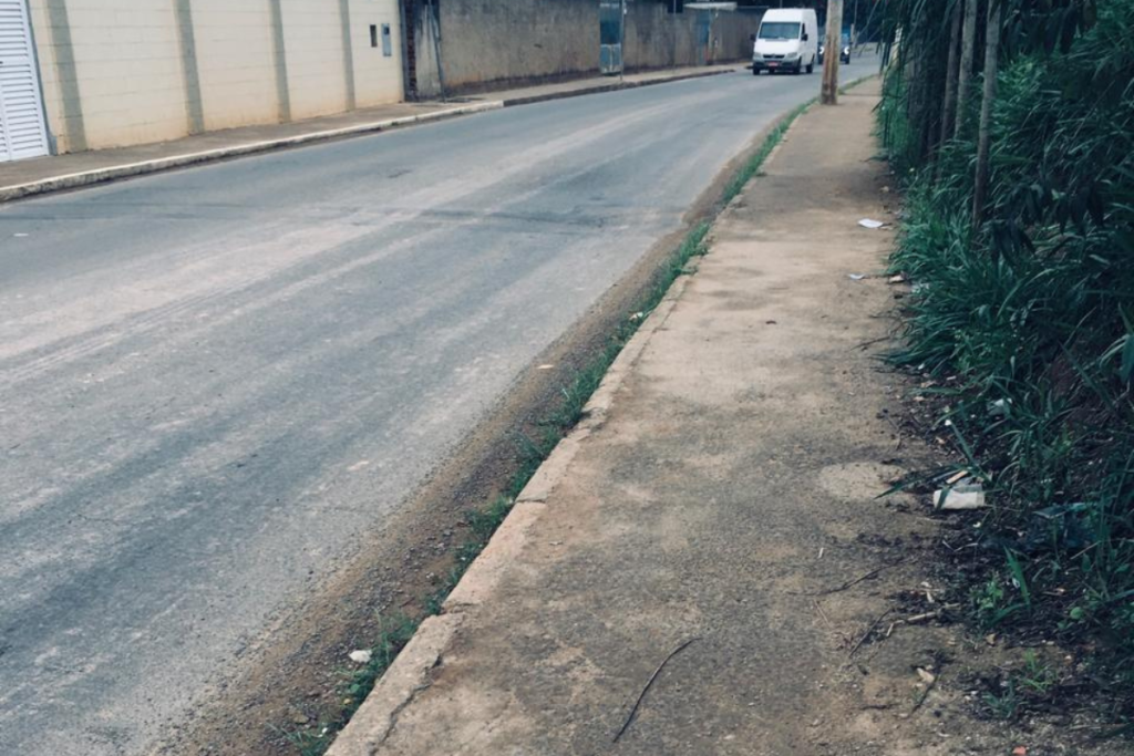 Moradores denunciam falta de sinalização e calçadas danificadas na Rua Dr. Ferdinando Cyrne 2 Design sem nome 1 1