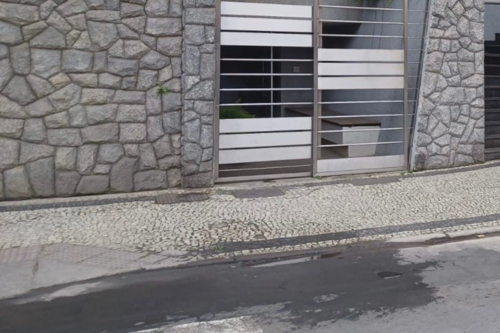 Vazamento de esgoto provoca mau cheiro em frente a hospital na Avenida Rio Branco 2 Vida Urbana