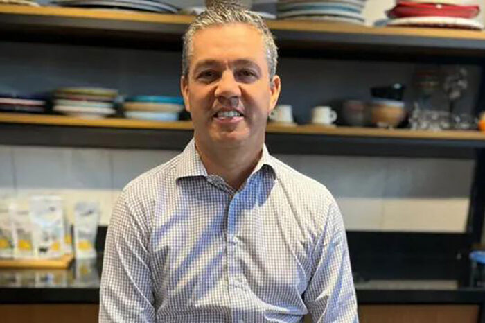 Ex-jogador largou futebol, criou galinha e hoje fatura com queijo de búfala 1 Ex jogador bufala