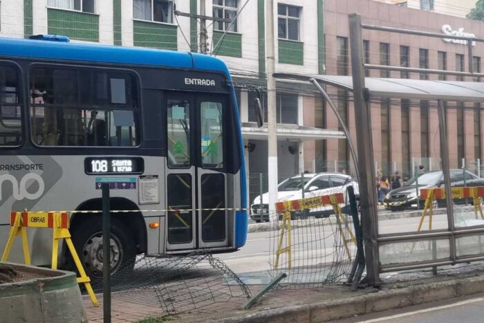 Ponto de ônibus na Avenida Rio Branco oferece risco à segurança dos usuários; veja fotos 1 Ponto de onibus na Avenida Rio Branco oferece risco a seguranca dos usuarios dos coletivos LEO