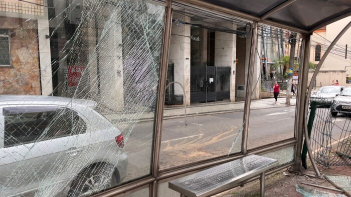Ponto de ônibus na Avenida Rio Branco oferece risco à segurança dos usuários; veja fotos 2 Ponto de onibus na Avenida Rio Branco oferece risco a seguranca dos usuarios dos coletivos leitor