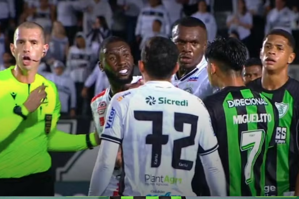 Jogador do América-MG é solto após prisão em flagrante por injúria racial durante jogo 2 Reproducao Disney