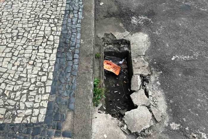 VU Bueiro sem tampa na esquina da Rua Marechal Deodoro gera inseguranca na populacao