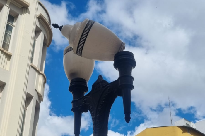 Lustre do Calçadão da Rua Halfeld corre risco de cair 1 VU CENTRO LEO