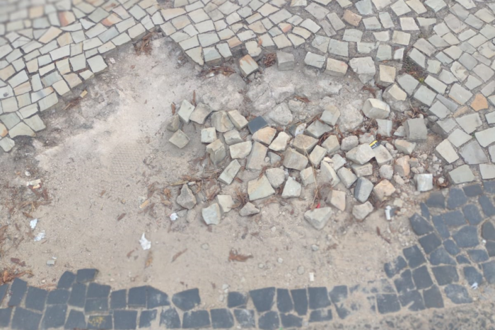 Buraco em calçada na Avenida dos Andradas preocupa pedestres 1 VU Contribuicao do leitor 1
