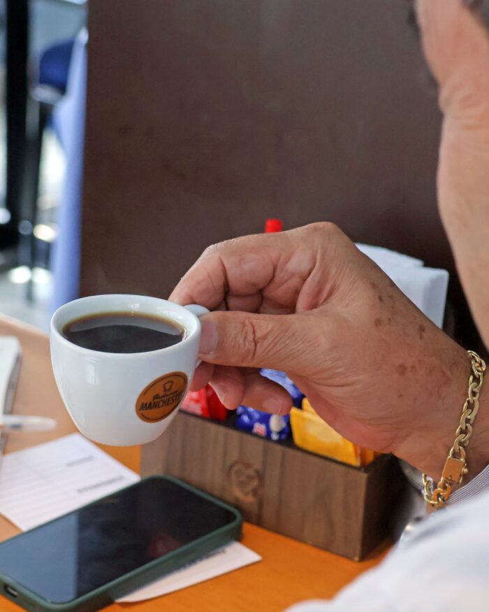Alta histórica do preço do café pressiona consumo e desafia o mercado 2 Apesar do aumento do preço do café, população brasileira ainda o procura no mercado. (Foto: Leonardo Costa)