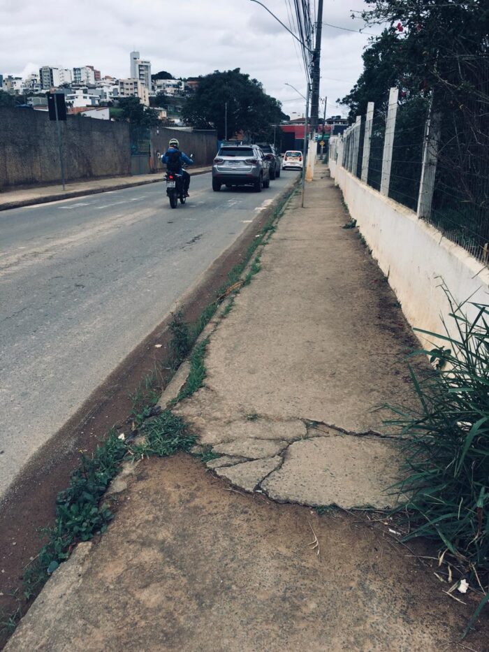 Moradores denunciam falta de sinalização e calçadas danificadas na Rua Dr. Ferdinando Cyrne 1 WhatsApp Image 2025 05 15 at 09.25.13 1