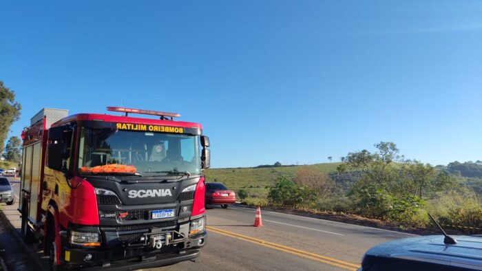 Ônibus com 45 passageiros capota na BR-491; criança e mulher são vítimas fatais