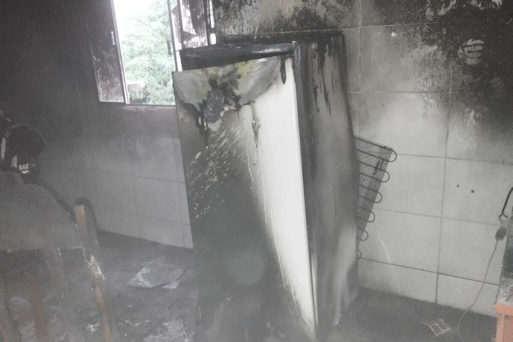 Geladeira pega fogo e provoca incêndio em residência na Zona Leste de Juiz de Fora 2 WhatsApp Image 2025 05 23 at 07.57.07 1