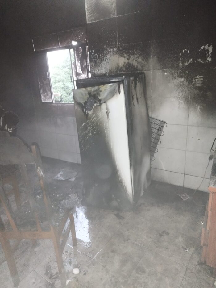 Geladeira pega fogo e provoca incêndio em residência na Zona Leste de Juiz de Fora 1 WhatsApp Image 2025 05 23 at 07.57.07