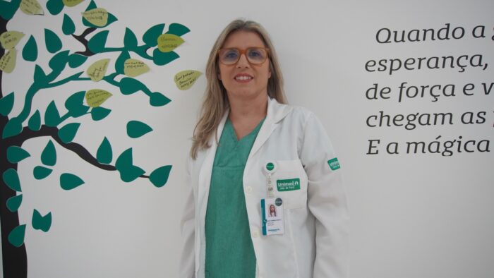 Aos 51 anos, Ana Karina Dalton atua como psicóloga clínica e hospitalar e defende que a experiência acumulada com o tempo é diferencial no mercado de trabalho. (Foto: Iago da Silva)