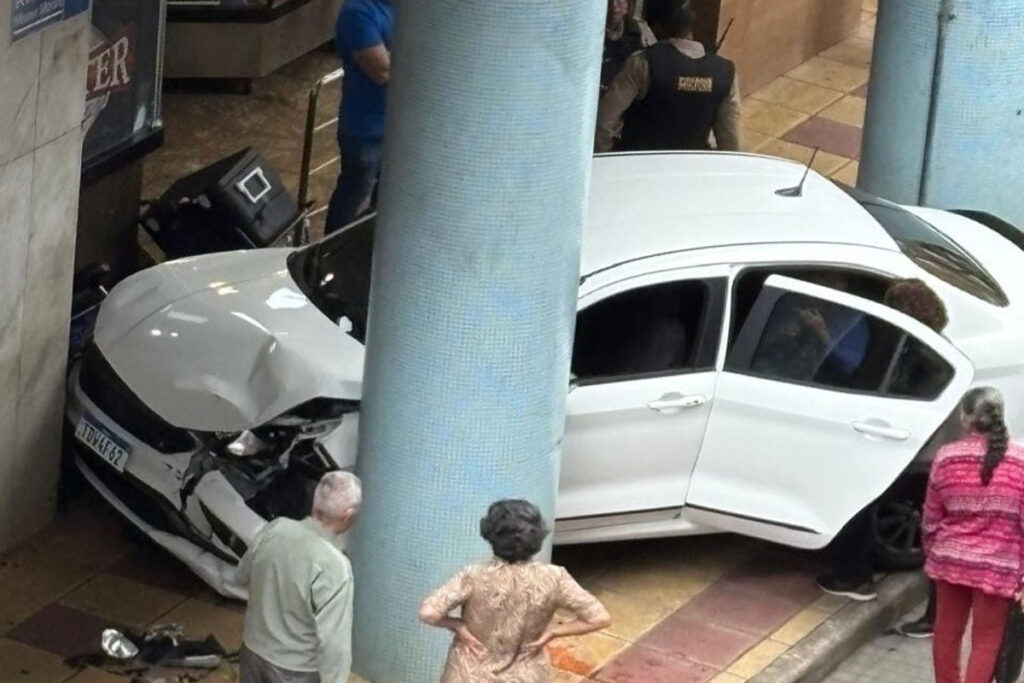 Carro sobe na calçada e bate em pilastra durante acidente na Rua Mister Moore 2 acidente mister moore