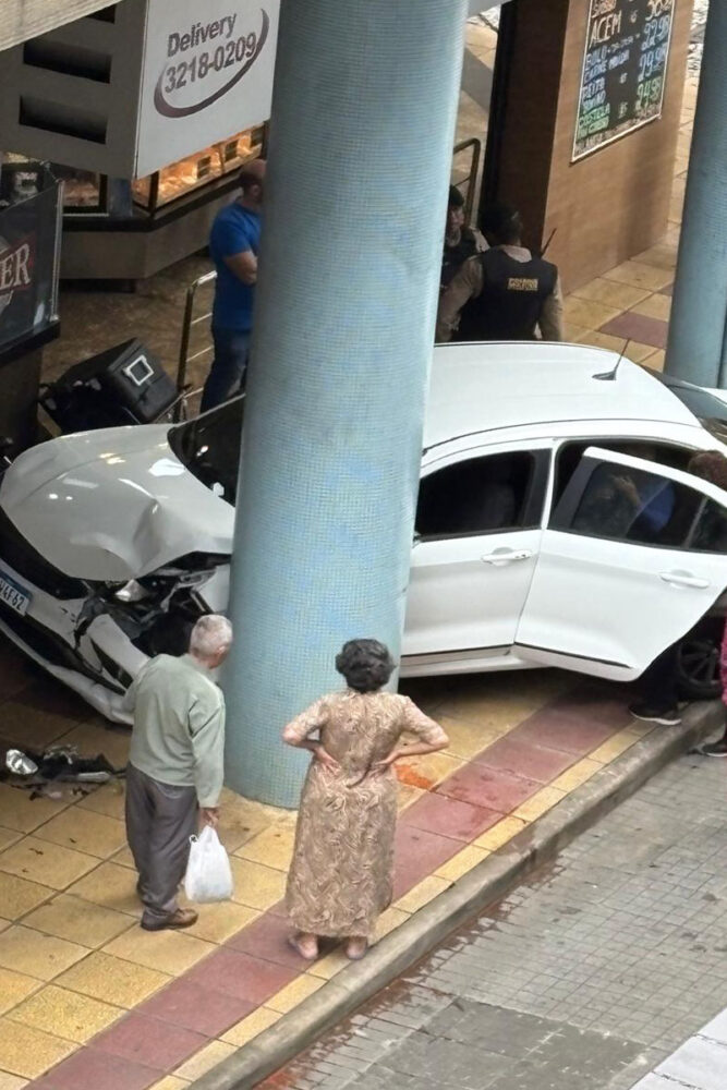 Carro sobe na calçada e bate em pilastra durante acidente na Rua Mister Moore 1 acidente Rua Mister Moore