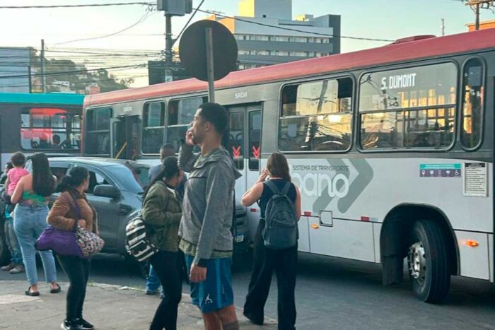 Batida entre ônibus e carro no Pórtico Norte da UFJF congestiona vias 2 acidente onibus e carro primeiro