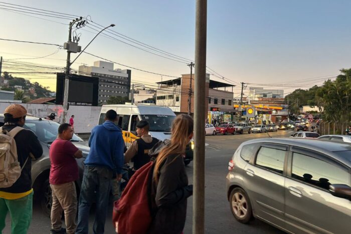Acidente entre ônibus e carro causa congestionamento no São Pedro 2 acidente sao pedro 2