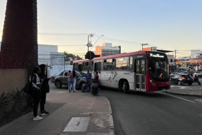 Acidente entre ônibus e carro causa congestionamento no São Pedro 1 Acidente entre ônibus e carro gera congestionamento no São Pedro