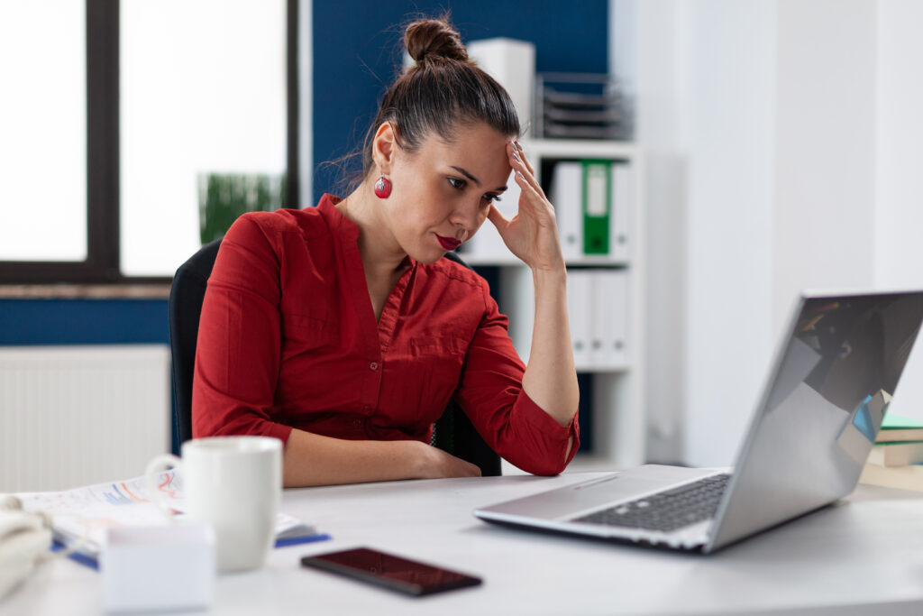 Sua carreira estacionou? Veja como voltar a crescer profissionalmente 2 angry frustrated upset businesswoman having problem with