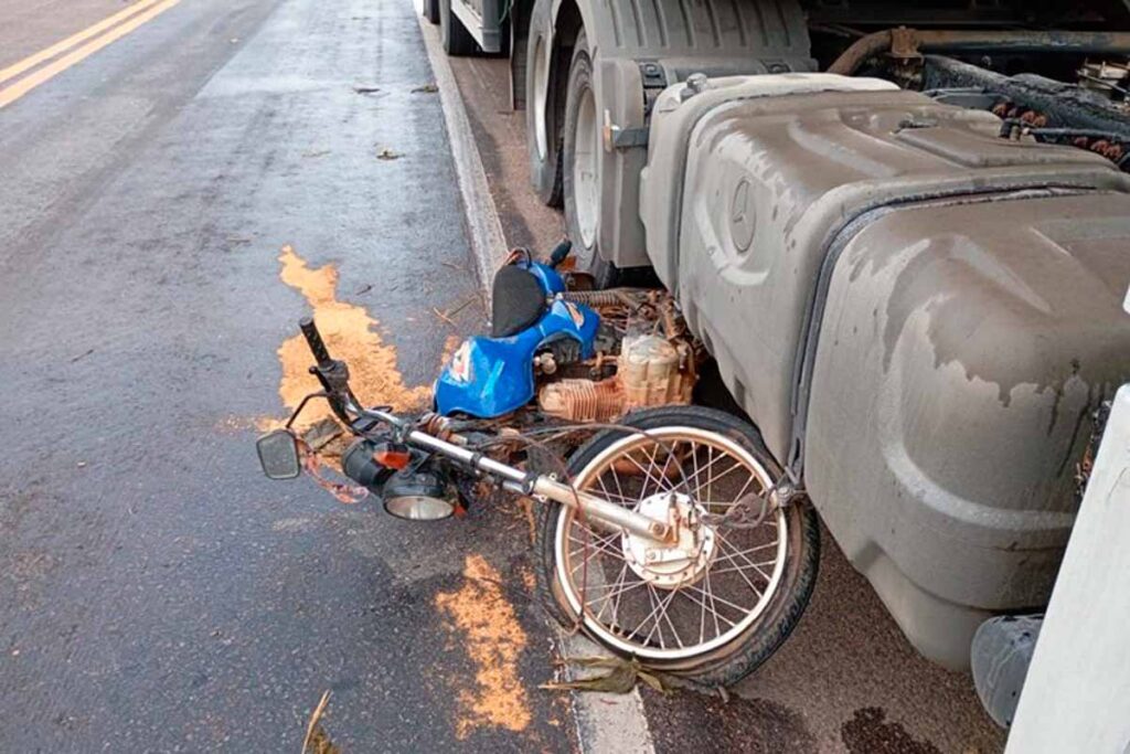 Na garupa de moto, idoso morre após acidente com carreta na BR-116 1 br 116 idoso morre acidente fervedouro foto radio muriae