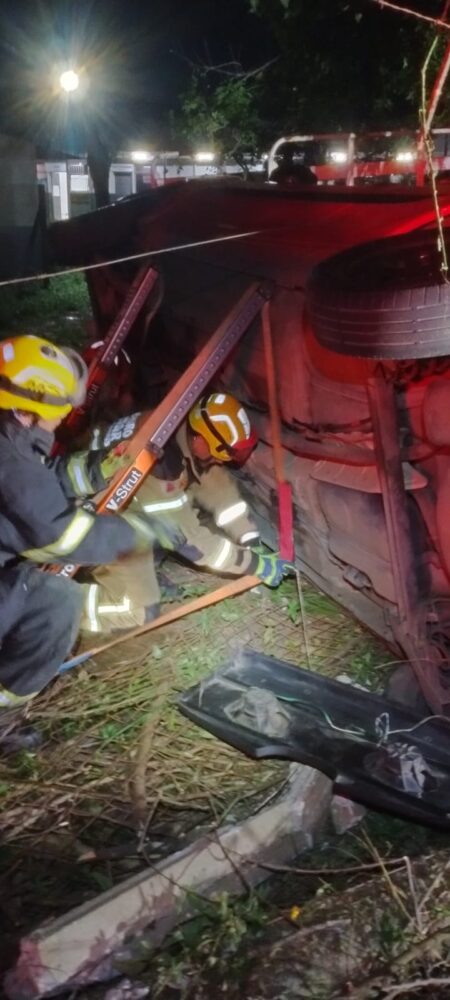 Homem é preso após capotar carro furtado em Juiz de Fora 2 carro capota e homem e preso bombeiros