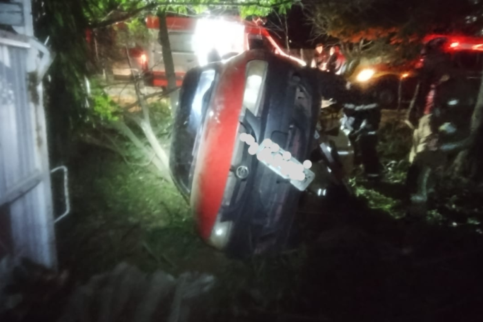 Homem é preso após capotar carro furtado em Juiz de Fora 1 carro capota jf bombeiros