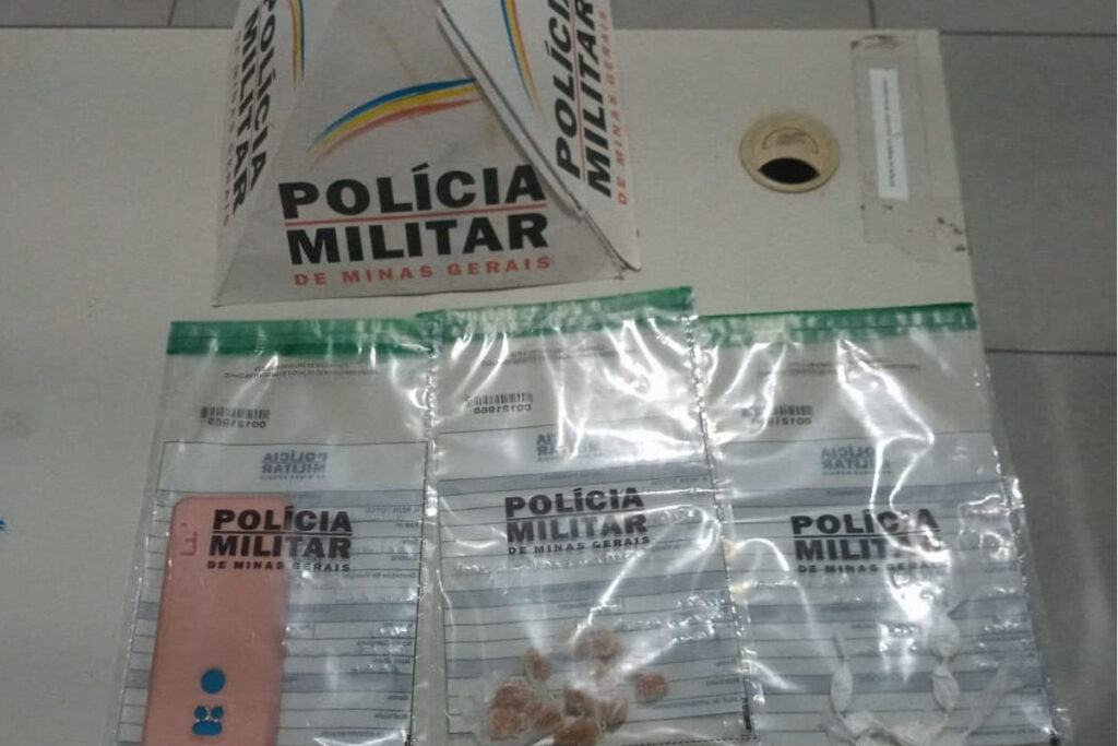 Passageira de ônibus é flagrada com crack e cocaína nas partes íntimas 1 passageira flagrada com drogas em ônibus
