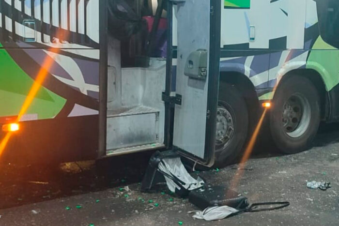 Explosão em ônibus causada por 36 frascos de lança-perfume deixa motorista ferido 1 explosao onibus pm