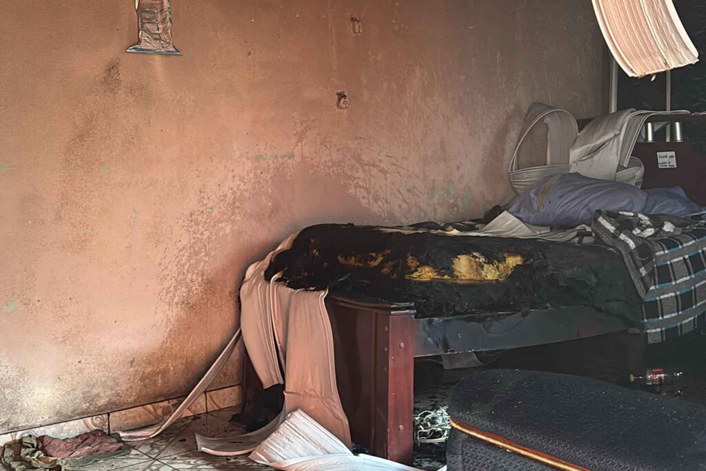 Incêndio atinge residência localizada nos fundos da Santa Casa de Barbacena 1 incendio