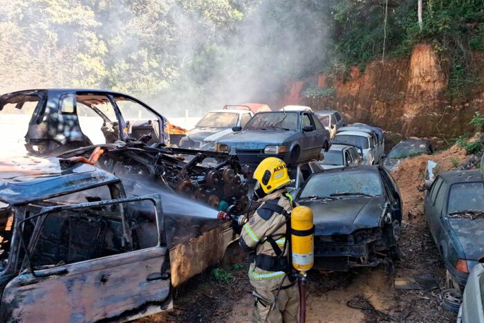 Incêndio atinge ferro-velho em São João del-Rei 1 Incêndio atinge ferro-velho em São João del-Rei