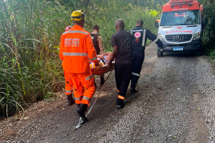 Polícia abre inquérito por homicídio culposo para apurar acidente fatal com micro-ônibus 1 Passageiro de micro-ônibus que caiu de barranco não resiste aos ferimentos e morre