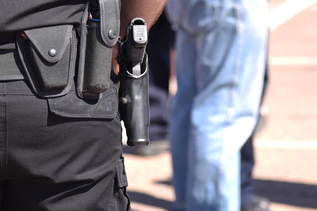 vista da arma dos policiais foto freepik