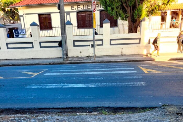 Faixa de pedestres apagada oferece riscos para estudantes no Poço Rico