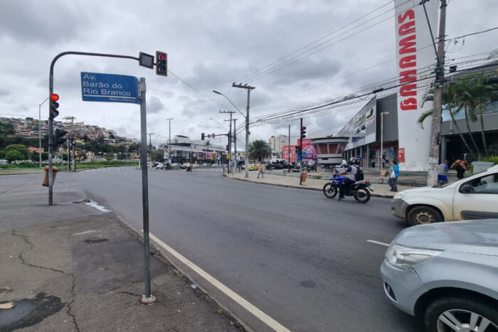 Faixa de pedestre apagada gera riscos na esquina da Avenida Brasil