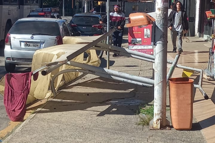 Ponto de ônibus caído dificulta acesso ao transporte coletivo no Bairro São Pedro 1 ponto de ônibus caído são pedro juiz de fora