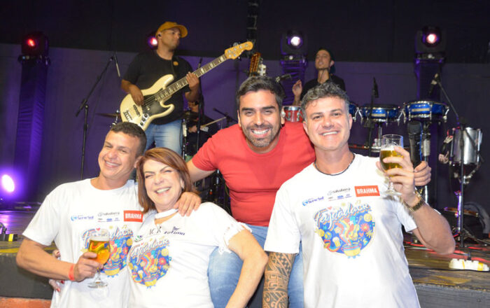 Coluna Cesar Romero – 24 de junho de 2025 5 Eduardo Gama Wanda Magnolo e Ramon David com o cantor FOTO WOLMER MONTEIRO