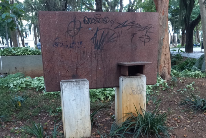 Monumento no Parque Halfeld é alvo de pichação 1 Monumento no Parque Halfeld e alvo de pichacao contribuicao