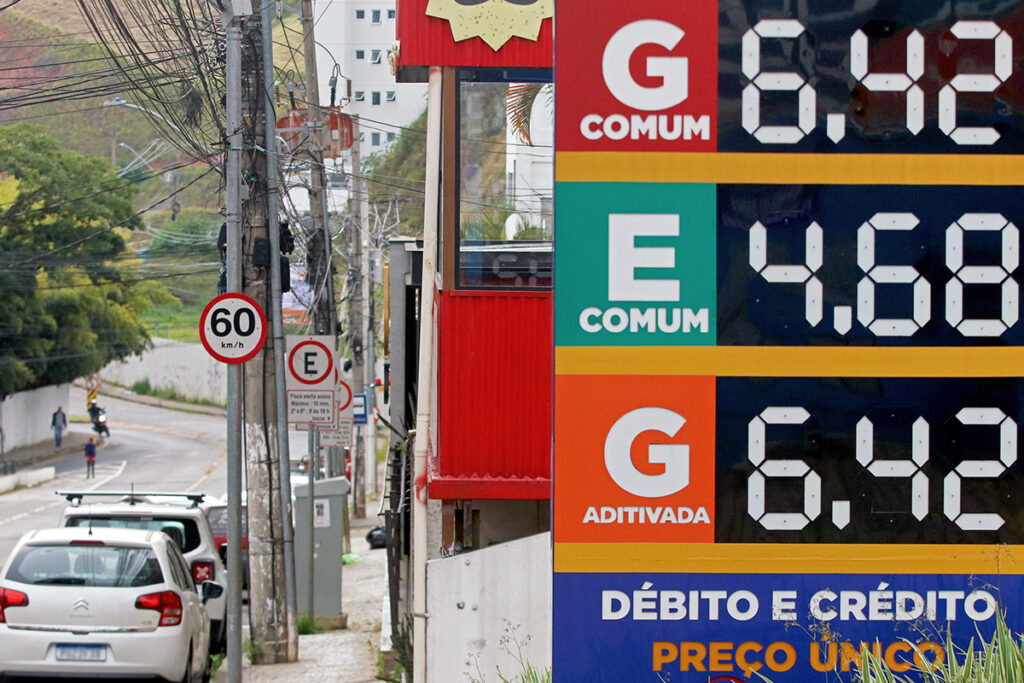 Petrobras reduz preço de gasolina para distribuidoras em 5,6%, e postos da cidade já refletem a queda 4 procon posto jf | Petrobras reduz preço de gasolina para as distribuidoras, postos da cidade já registram queda nos preços