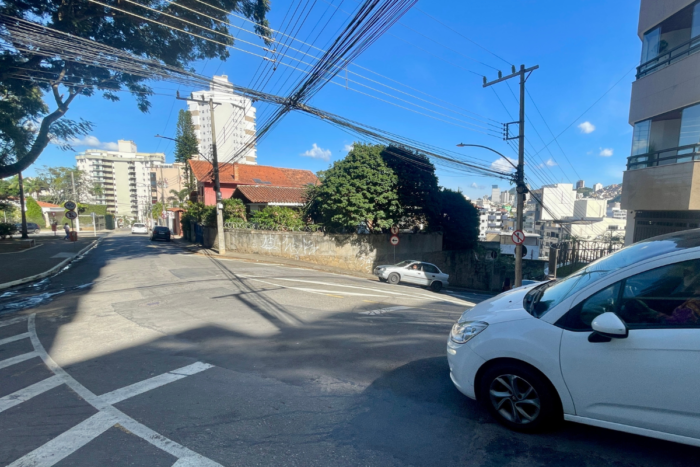 Falta de sinalização aumenta riscos para pedestres no Bairro Paineiras 1 VU Falta de sinalizacao aumenta risco para pedestres em rua no Bairro Paineiras Felipe Couri