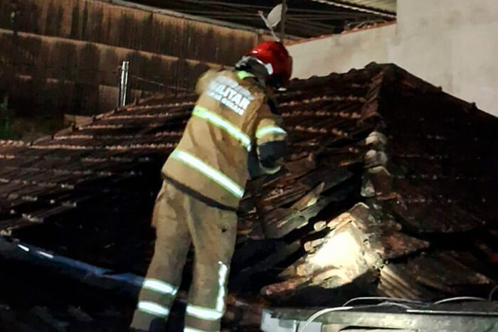 Casa pega fogo após falha elétrica no banheiro 1 Residência pega fogo em Santos Dumont