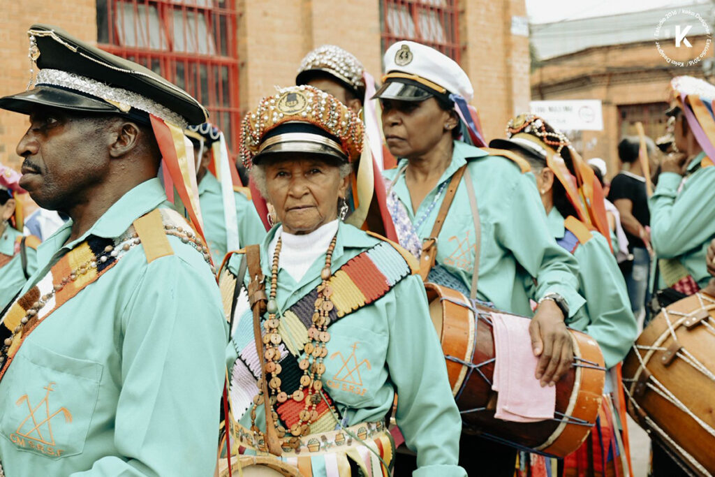 Exposição gratuita 'Foto-Grafia: substantivo feminino' aborda a força das mulheres em festas populares 4 WhatsApp Image 2025 06 27 at 17.45.36