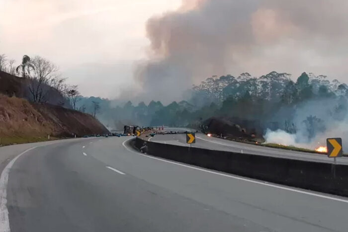 Motorista que dirigia caminhão que tombou na BR-040 será indenizado em R$30 mil 1 acidente br040 foto 2020 concer