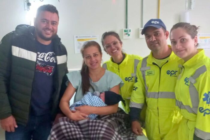 Bebê nasce em ambulância na BR-040