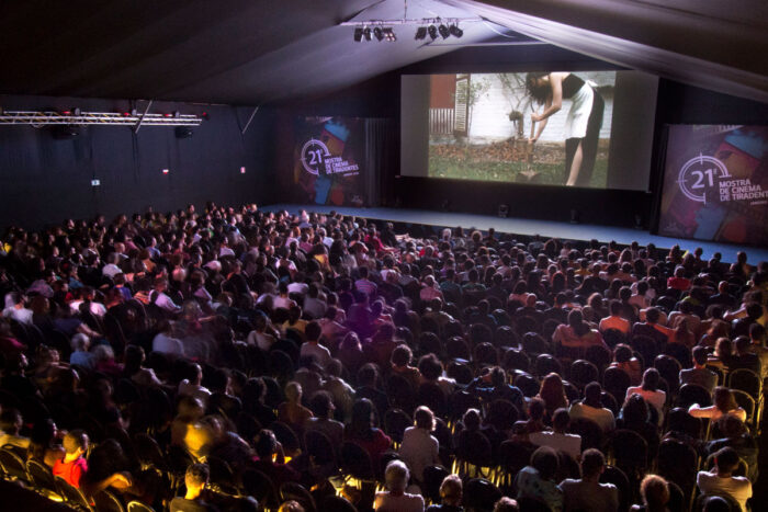 Conheça Bruna Schelb: guardiã das ‘coisas inestimáveis’ por meio do cinema 2 bruna schelb