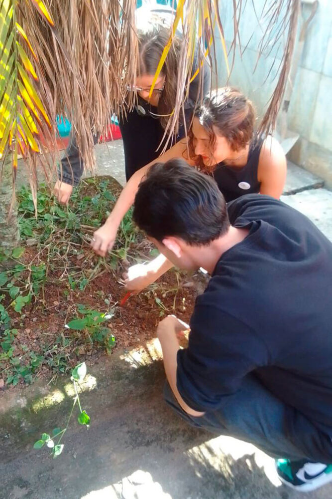 Estudantes do projeto Escola de Escritores abrem cápsula do tempo de 2015 1 capsula do tempo