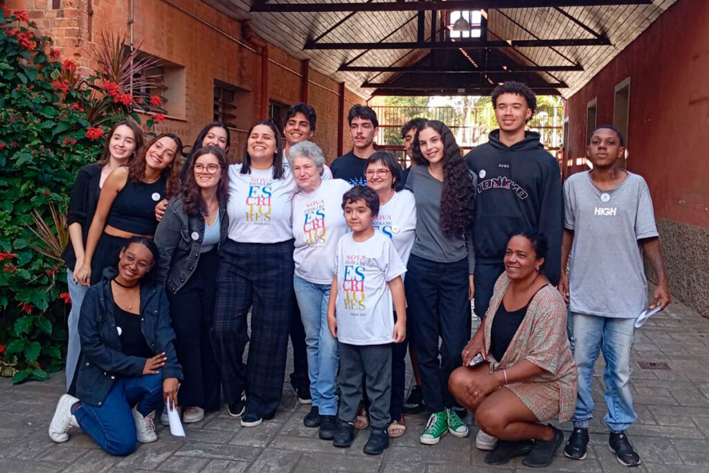 Estudantes do projeto Escola de Escritores abrem cápsula do tempo de 2015 2 capsula do tempo