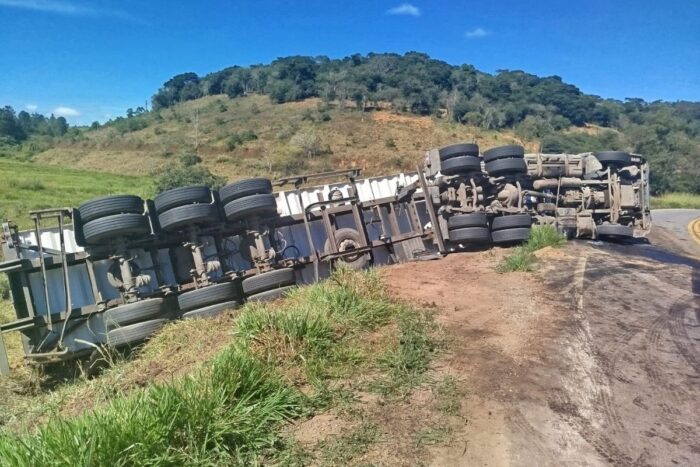 Homem morre em acidente envolvendo carro e carreta na MG-133 1 carreta mg133