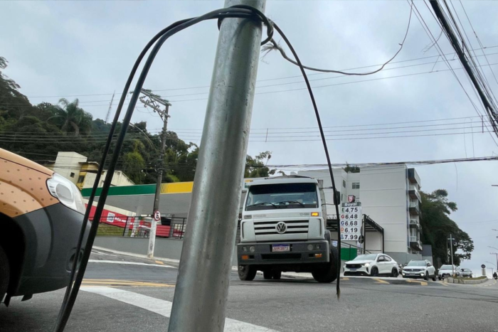 Fiação solta aumenta risco de acidentes na Avenida Olegário Maciel 1 fios soltos juiz de fora