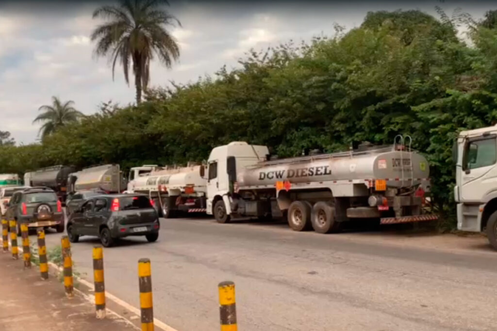 Transportadores de combustíveis entram em greve em Betim 1 Greve dos transportadores de combustíveis em Betim dura menos de um dia