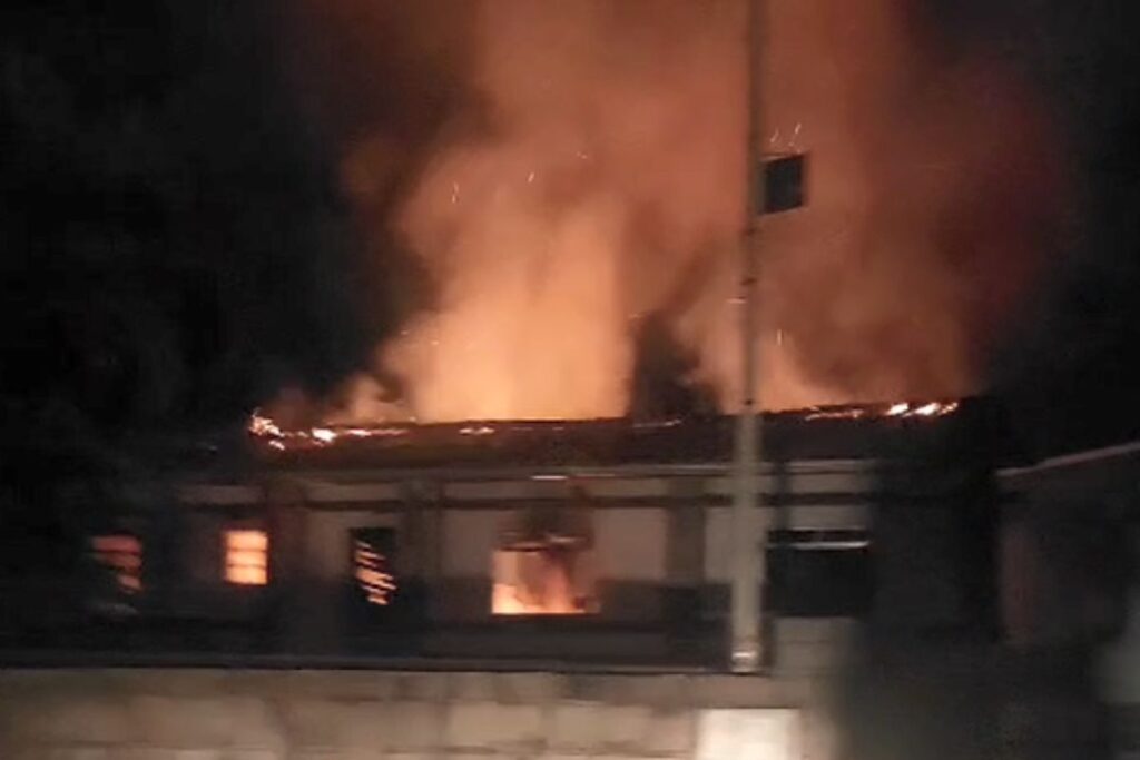 Incêndio destrói parte de residência em Correia de Almeida