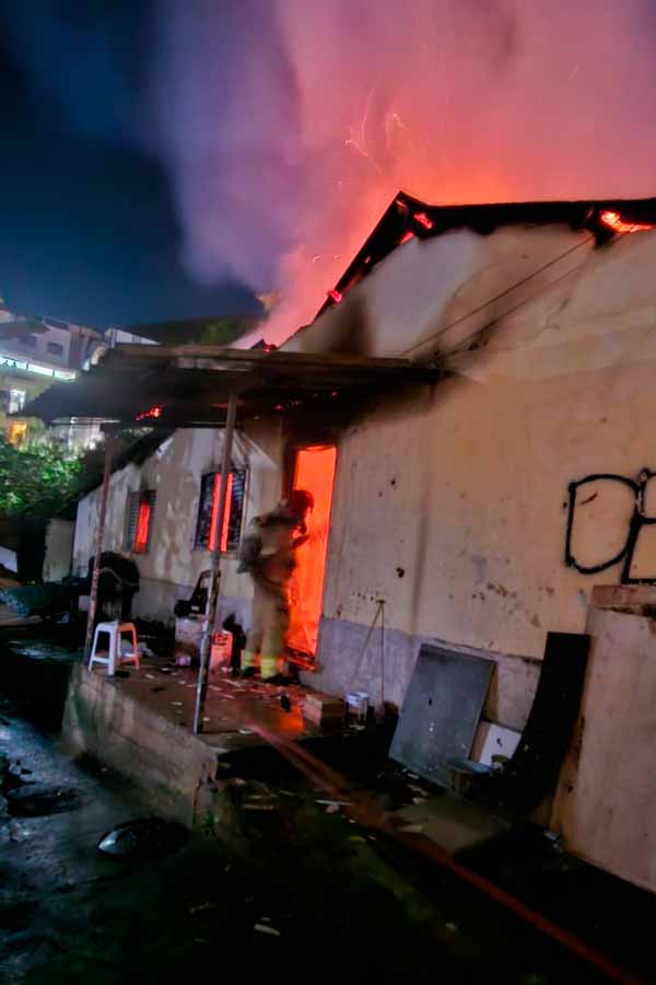Incêndio causa danos em casa abandonada no São Mateus 2 incêndio