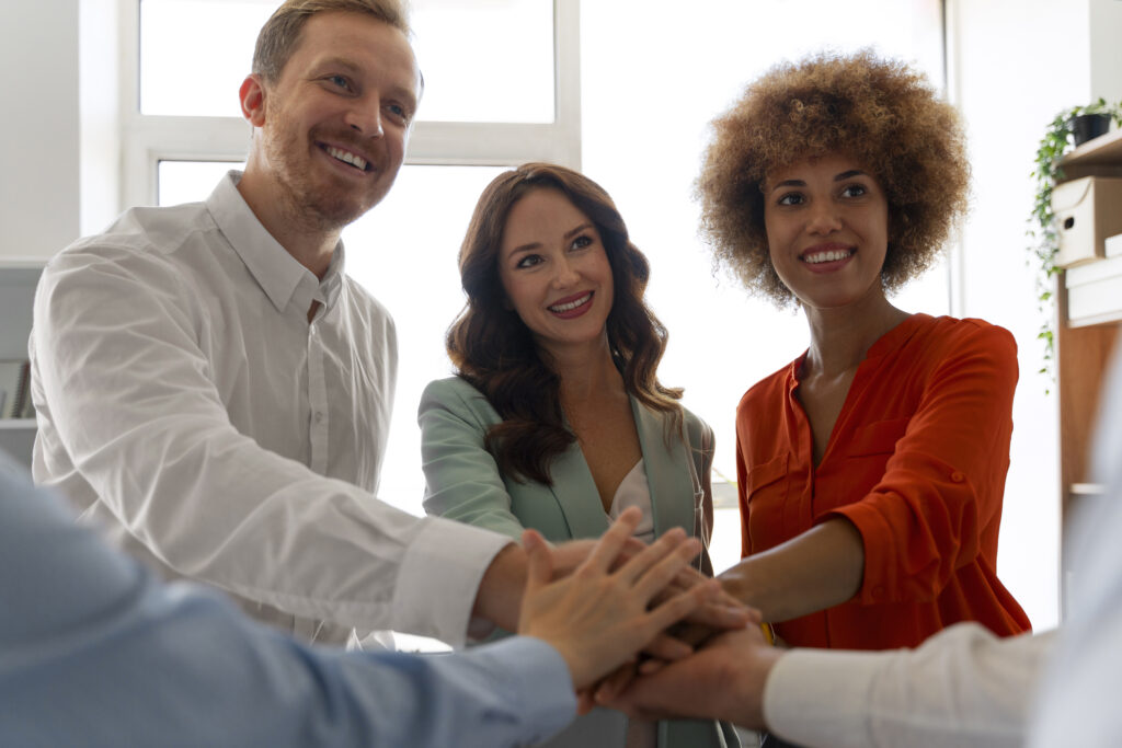 O protagonismo das soft skills na era da IA: como ser humano virou vantagem competitiva 2 membros dos sindicatos trabalhando juntos